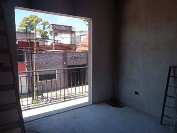 Venta monoambiente con balcón y patio propio 7 m2