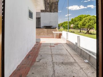 CASA EN VENTA TRES DORMITORIOS COCHERA AZCUENAGA