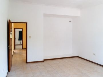 CASA EN VENTA TRES DORMITORIOS COCHERA AZCUENAGA