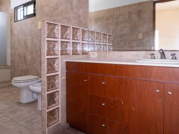 CASA EN VENTA TRES DORMITORIOS COCHERA AZCUENAGA
