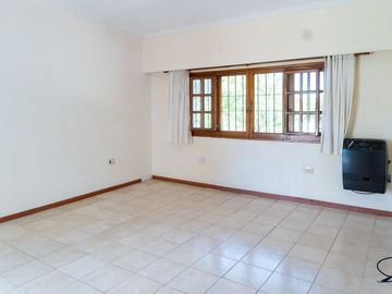 CASA EN VENTA TRES DORMITORIOS COCHERA AZCUENAGA