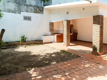 CASA EN VENTA TRES DORMITORIOS COCHERA AZCUENAGA