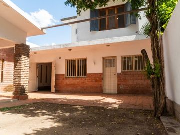 CASA EN VENTA TRES DORMITORIOS COCHERA AZCUENAGA