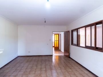 CASA EN VENTA TRES DORMITORIOS COCHERA AZCUENAGA