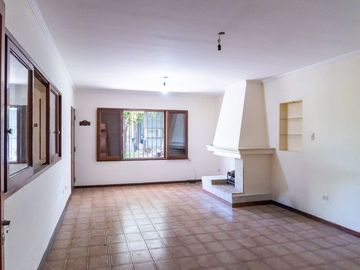 CASA EN VENTA TRES DORMITORIOS COCHERA AZCUENAGA