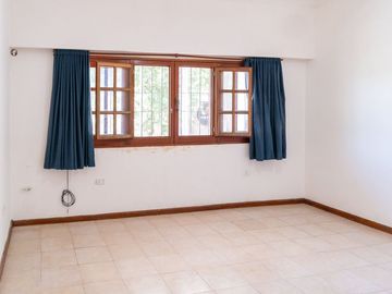 CASA EN VENTA TRES DORMITORIOS COCHERA AZCUENAGA