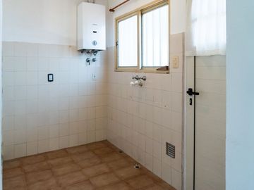 CASA EN VENTA TRES DORMITORIOS COCHERA AZCUENAGA
