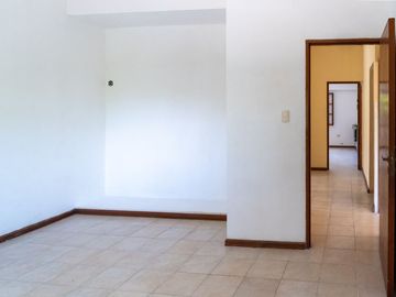 CASA EN VENTA TRES DORMITORIOS COCHERA AZCUENAGA