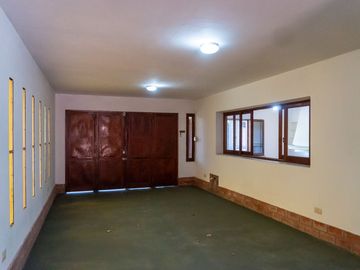 CASA EN VENTA TRES DORMITORIOS COCHERA AZCUENAGA