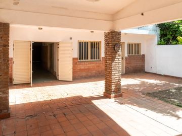 CASA EN VENTA TRES DORMITORIOS COCHERA AZCUENAGA
