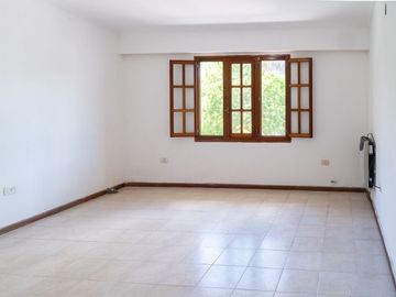 CASA EN VENTA TRES DORMITORIOS COCHERA AZCUENAGA