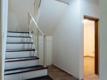 CASA EN VENTA TRES DORMITORIOS COCHERA AZCUENAGA
