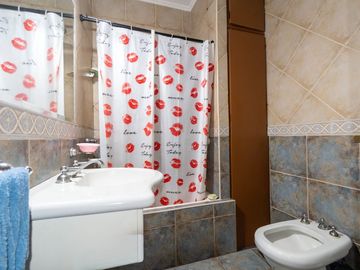 CASA DE TRES DORMITORIOS  PLANTA ALTA - TIRO SUIZO