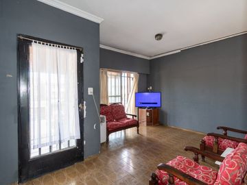 CASA DE TRES DORMITORIOS  PLANTA ALTA - TIRO SUIZO