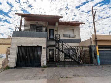 CASA DE TRES DORMITORIOS  PLANTA ALTA - TIRO SUIZO