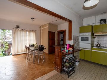 CASA DE TRES DORMITORIOS  PLANTA ALTA - TIRO SUIZO