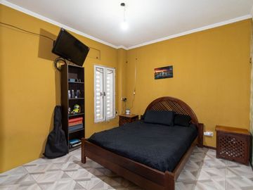 CASA DE TRES DORMITORIOS  PLANTA ALTA - TIRO SUIZO