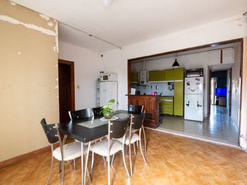 CASA DE TRES DORMITORIOS  PLANTA ALTA - TIRO SUIZO