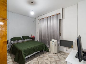 CASA DE TRES DORMITORIOS  PLANTA ALTA - TIRO SUIZO