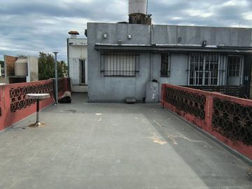CASA DE TRES DORMITORIOS  PLANTA ALTA - TIRO SUIZO