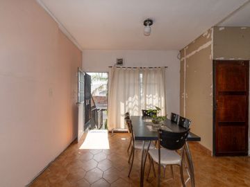 CASA DE TRES DORMITORIOS  PLANTA ALTA - TIRO SUIZO