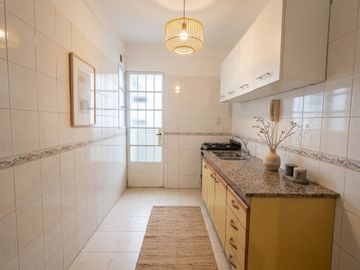 VENDE 3 amb con balcón al frente Flores, lavadero