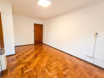 VENDE 3 amb con balcón al frente Flores, lavadero