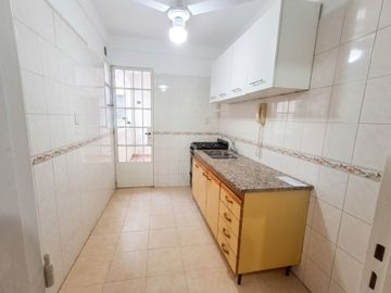VENDE 3 amb con balcón al frente Flores, lavadero
