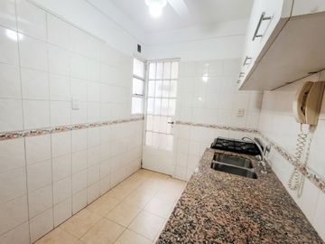 VENDE 3 amb con balcón al frente Flores, lavadero