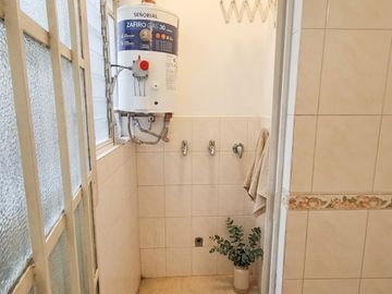 VENDE 3 amb con balcón al frente Flores, lavadero