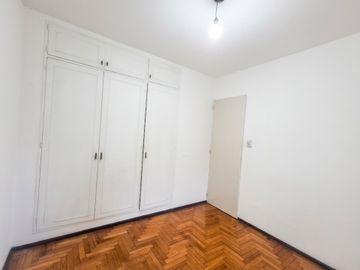 VENDE 3 amb con balcón al frente Flores, lavadero