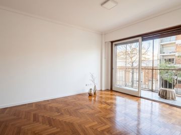 VENDE 3 amb con balcón al frente Flores, lavadero