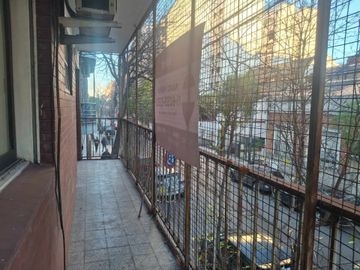 VENDE 3 amb con balcón al frente Flores, lavadero