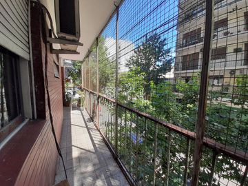 VENDE 3 amb con balcón al frente Flores