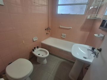 VENDE 3 amb con balcón al frente Flores