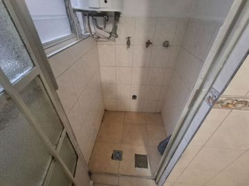 VENDE 3 amb con balcón al frente Flores