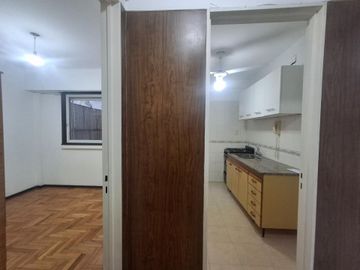 VENDE 3 amb con balcón al frente Flores