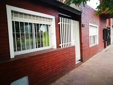 Venta PH 2 ambientes  con patio y local - Morón