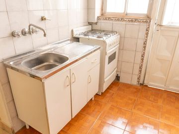 Venta PH 2 ambientes  con patio y local - Morón