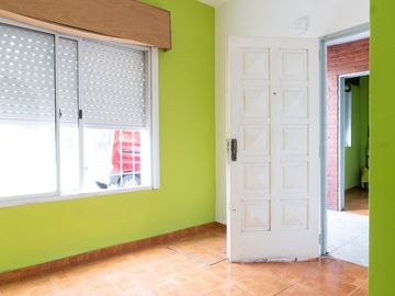 Venta PH 2 ambientes  con patio y local - Morón
