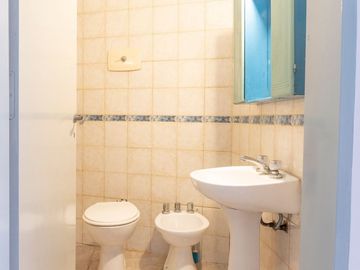 Venta PH 2 ambientes  con patio y local - Morón