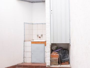 Venta PH 2 ambientes  con patio y local - Morón