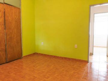 Venta PH 2 ambientes  con patio y local - Morón