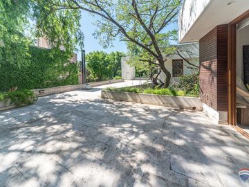 Venta casa 7 amb en Parque Leloir pileta cocheras