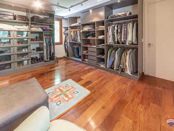 Venta casa 7 amb en Parque Leloir pileta cocheras