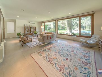 Venta casa 7 amb en Parque Leloir pileta cocheras