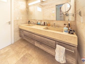 Venta casa 7 amb en Parque Leloir pileta cocheras