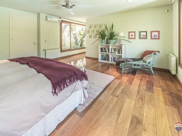 Venta casa 7 amb en Parque Leloir pileta cocheras