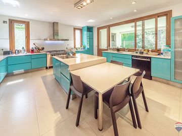 Venta casa 7 amb en Parque Leloir pileta cocheras
