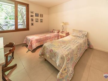 Venta casa 7 amb en Parque Leloir pileta cocheras